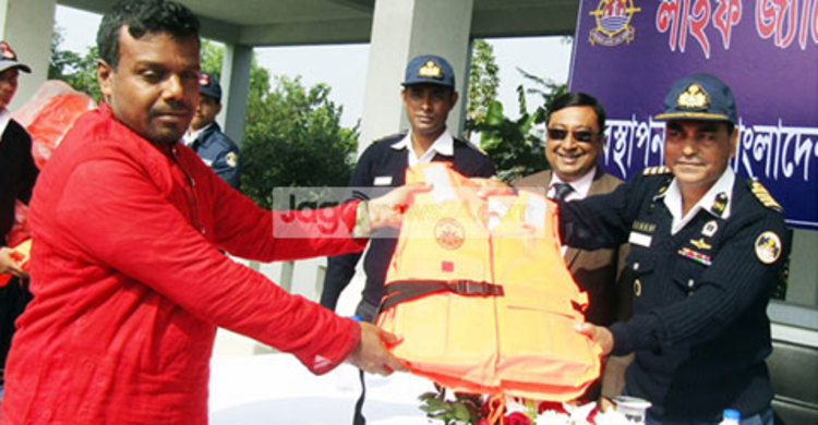 বাগেরহাটে ২৫০ জেলেকে লাইফ জ্যাকেট দিল কোস্টগার্ড