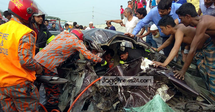 বাস-প্রাইভেটকারের সংঘর্ষে আহত ৬