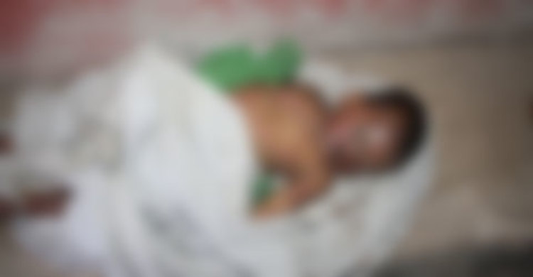 রাস্তায় পড়ে থাকা নিথর শিশুটির পরিচয় জানে না কেউ