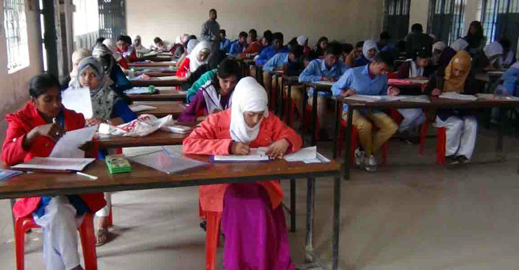 এসএসসি পরীক্ষা দিতে গিয়ে প্রেমিকের হাত ধরে উধাও