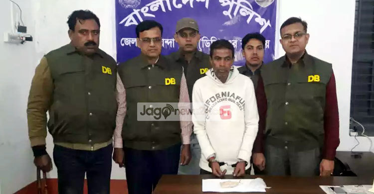 নিয়ামতপুরে হেরোইনসহ ব্যবসায়ী আটক