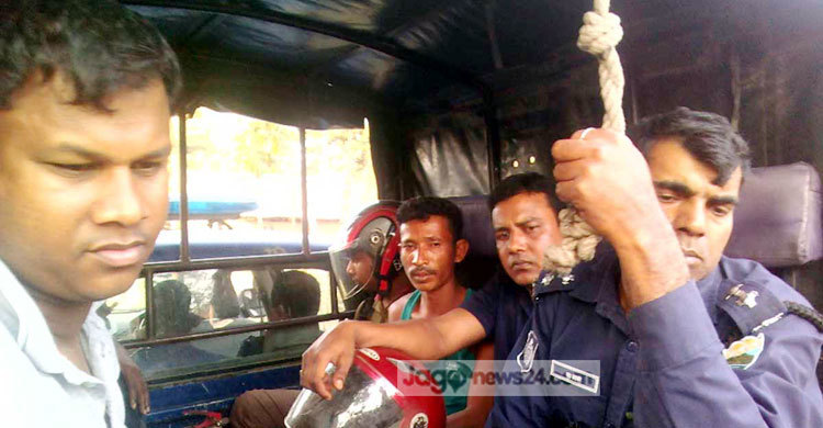 নওগাঁয় যুবককে উল্টো ঝুলিয়ে নির্যাতনের ঘটনায় আটক ২