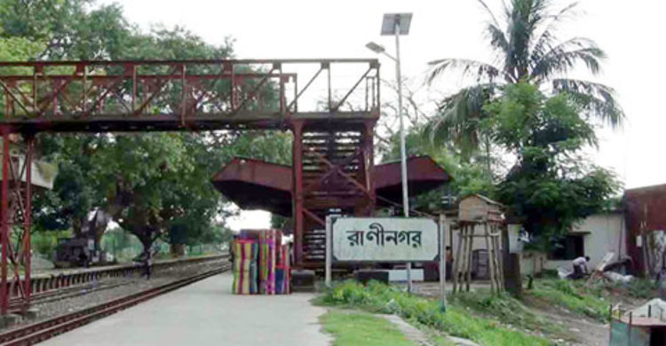 নওগাঁয় ট্রেনের ছাদ থেকে পড়ে ৪ জনের মৃত্যু