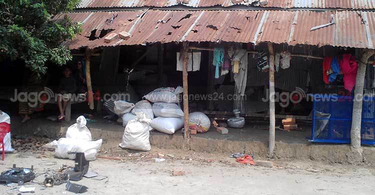 নড়াইলে তুচ্ছ ঘটনায় সংঘর্ষ, ভাঙচুর-লুটপাট