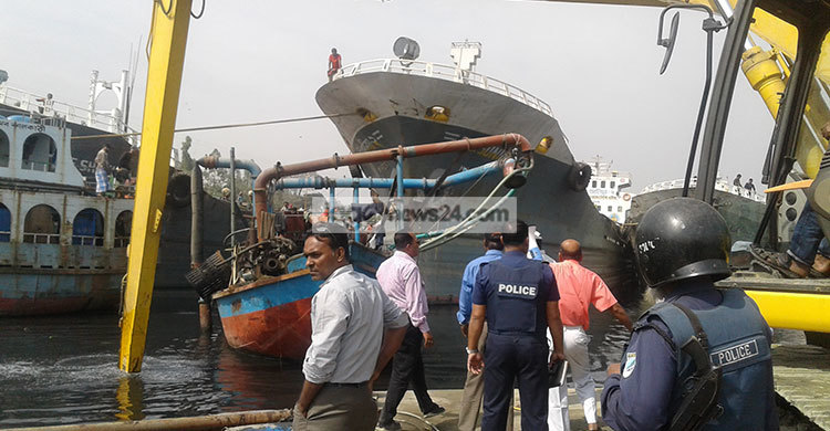 শীতলক্ষ্যায় গুড়িয়ে দেয়া হলো ভাসমান ড্রেজার