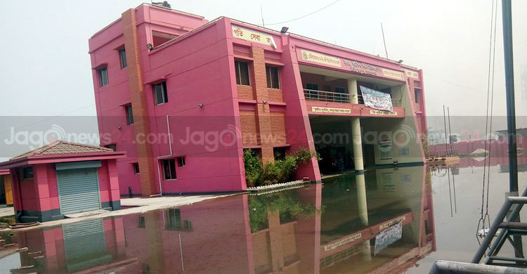 পানিতে ডুবেছে ফতুল্লা ফায়ার সার্ভিস স্টেশন