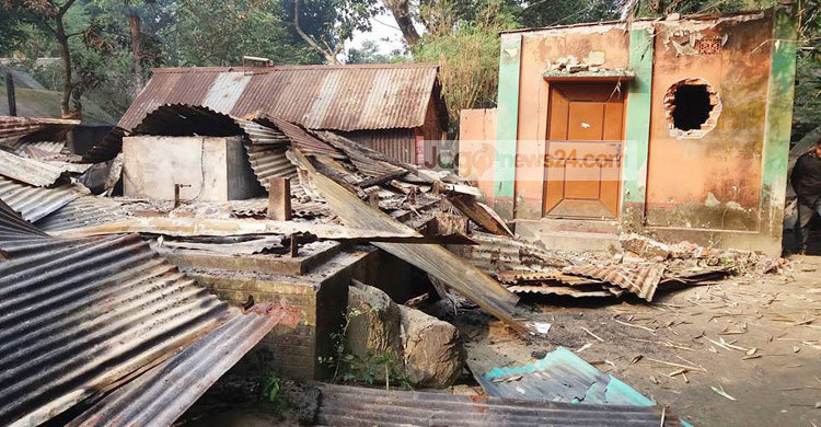 রায়পুরায় দুই গ্রামবাসীর সংঘর্ষ-অগ্নিসংযোগ, আহত শতাধিক