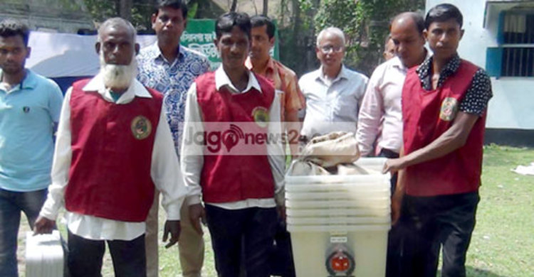 নাসিরনগরে উপ-নির্বাচন কাল, কেন্দ্রে কেন্দ্রে যাচ্ছে সরঞ্জাম