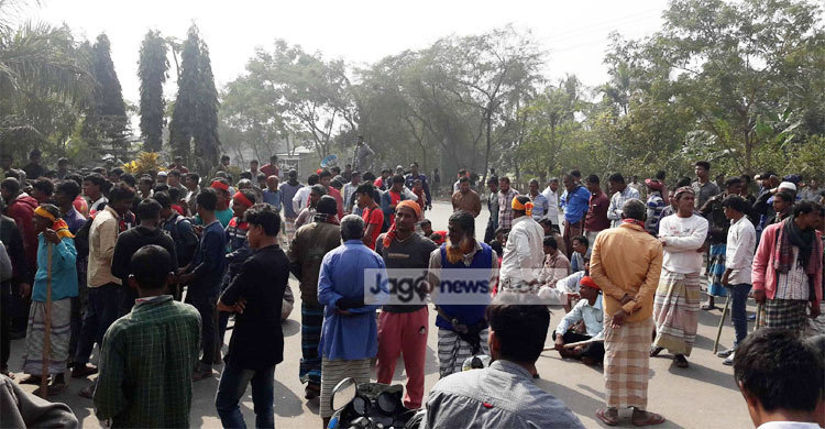 ফসলি জমি রক্ষার দাবিতে কৃষকদের মহাসড়ক অবেরাধ