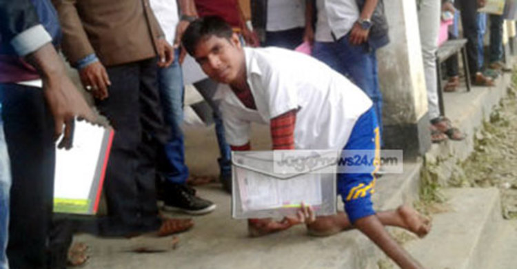 ৩ কিলোমিটার হামাগুড়ি দিয়ে পরীক্ষা কেন্দ্রে আজহারুল