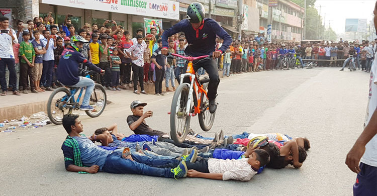 স্বাধীনতা দিবসে বেনাপোলে সাইকেল স্টান্ট শো