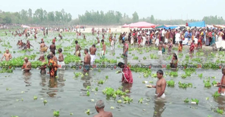 পঞ্চগড়ে বারুণী স্নান উৎসবে মানুষের ঢল