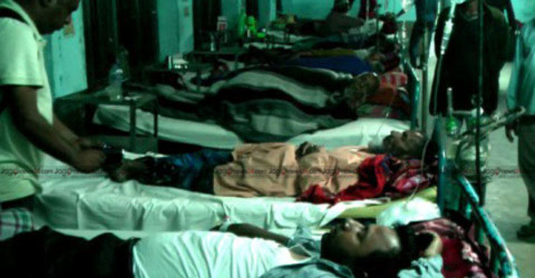 খাবার খেয়ে একই পরিবারের ১২ সদস্য অচেতন : হাসপাতালে ভর্তি