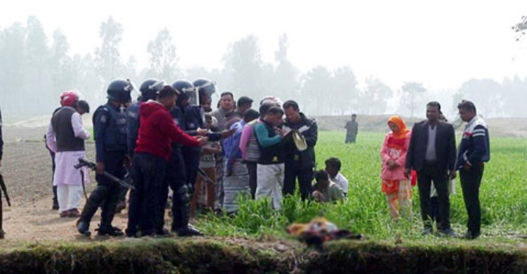 গমখেতে আদিবাসী গৃহবধূর গলাকাটা মরদেহ
