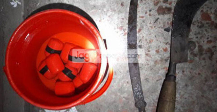 ককটেল ফাটিয়ে স্বর্ণের দোকানে ডাকাতি, আটক ৩