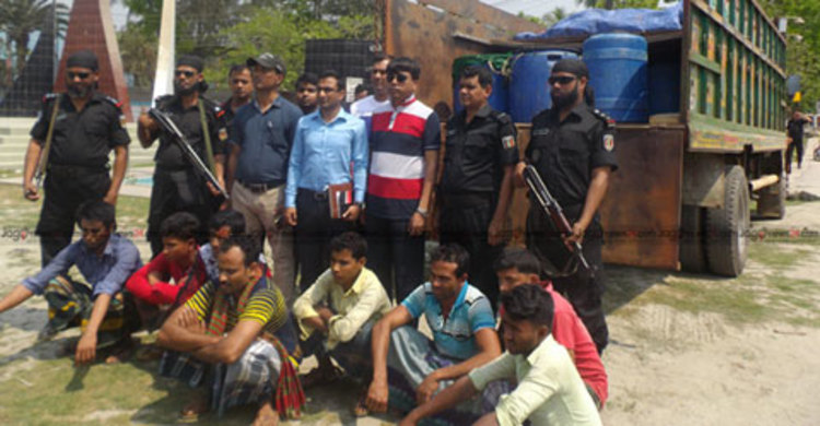 পটুয়াখালীতে চিংড়ির রেণু পাচারকালে আটক ৭