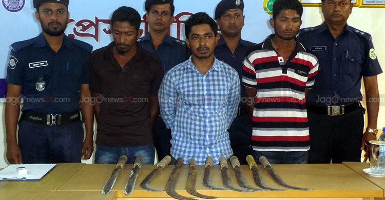 পটুয়াখালীতে অস্ত্রসহ আটক ৩