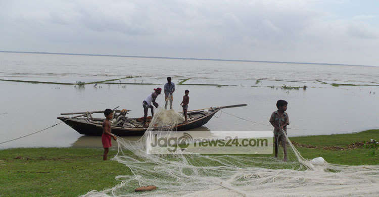 ঋণ আর দাদন চক্রেই জীবন পার