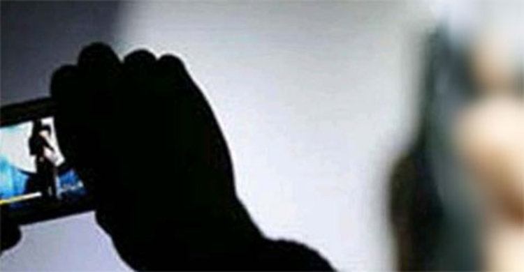 ঠাকুরগাঁওয়ে পুলিশের স্ত্রীর নগ্ন ছবি ধারণ করে টাকা দাবি