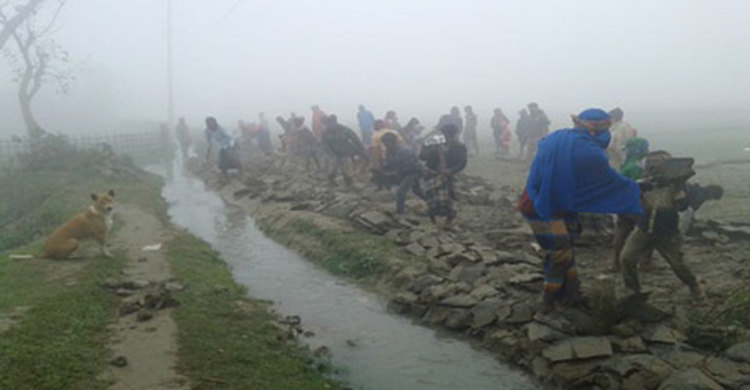 স্বেচ্ছাশ্রমে রাস্তা তৈরি করছে এলাকাবাসী