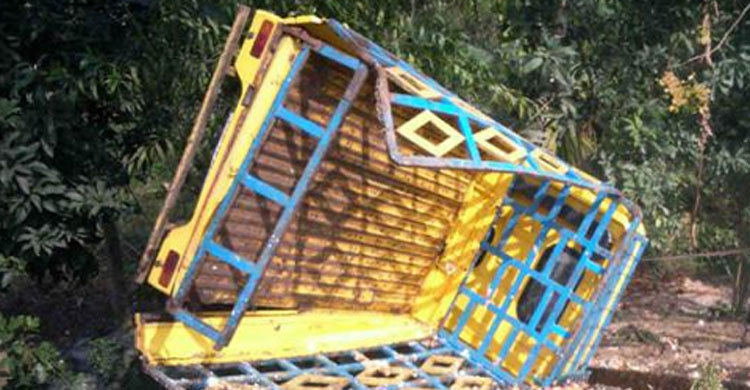 শ্রীপুরে পিকআপ উল্টে নিহত ৩