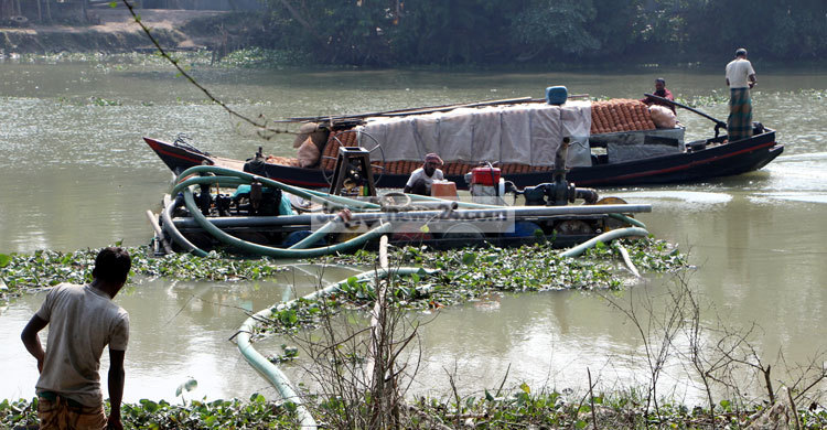 সরকারি টাকায় মাঠ ভরাটে অবৈধভাবে বালু উত্তোলন