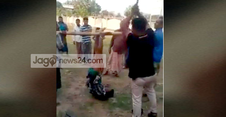 নওগাঁয় যুবককে উল্টো ঝুলিয়ে পেটানোর ভিডিও ভাইরাল