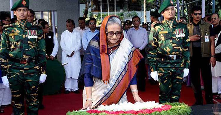 PM pays homage to Bangabandhu on Homecoming Day