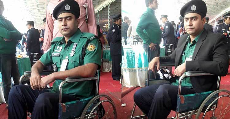 হুইল চেয়ারে বসে পদক নিলেন কনস্টেবল শাওরিত