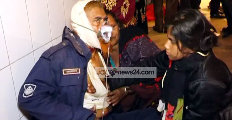 গাছের সঙ্গে বাসের ধাক্কায় ৩৫ পুলিশ সদস্য আহত