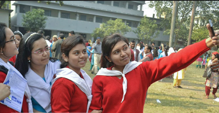 পরীক্ষা না দিয়েই পাস ৪ শিক্ষার্থী