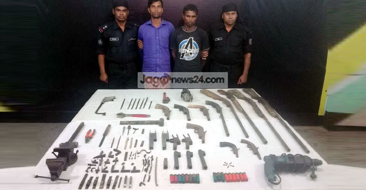 রিকশার গ্যারেজে অস্ত্রের কারখানা, আটক ২