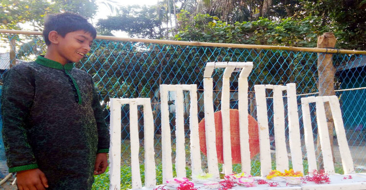 হাত খরচের টাকা বাঁচিয়ে শহীদ মিনার বানাল রাহি