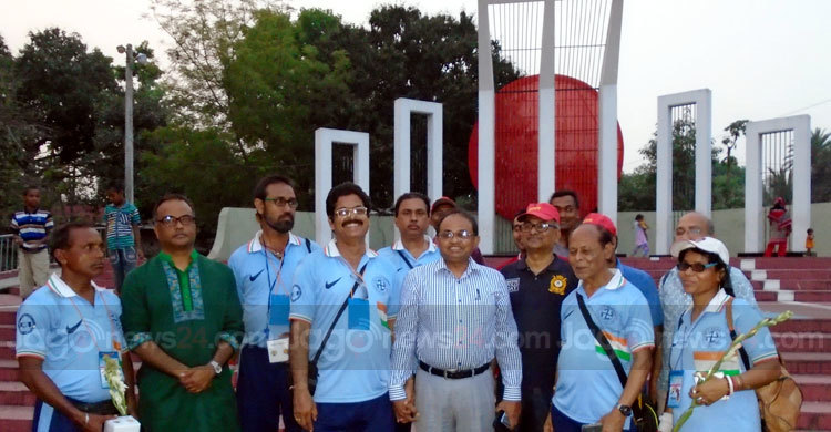 কলকাতা থেকে পায়ে হেঁটে রাজবাড়ীতে তারা