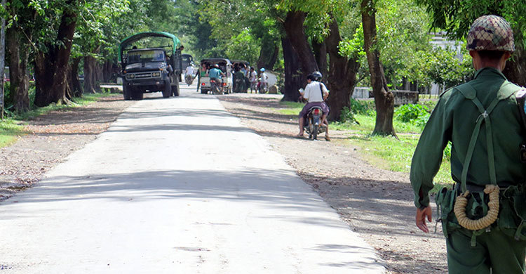 রাখাইনে সেনাবাহিনীর গাড়িতে রোহিঙ্গা বিদ্রোহীদের হামলা