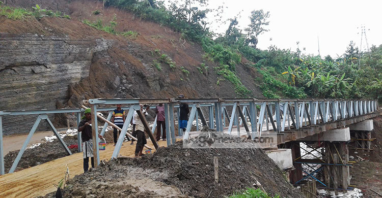 পাহাড়ধস : ৭ মাসেও ঠিক হয়নি রাঙ্গামাটির সড়কগুলো