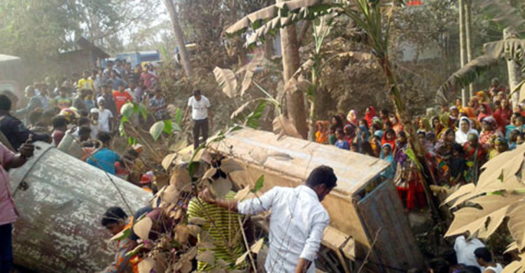 শরীয়তপুরে ট্রাক খাদে পড়ে নিহত ৩