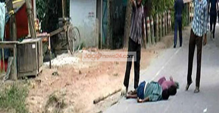 প্রেমিকা নিয়ে ছেলে উধাও, মাকে ঘরছাড়া