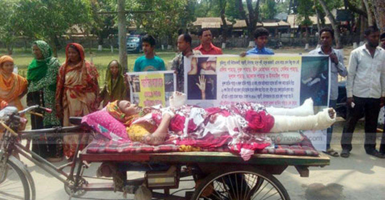 ভ্যানে চড়ে জেলা প্রশাসকের কার্যালয়ে এসে কাঁদলেন জুলেখা