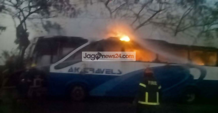 সাতক্ষীরায় বাসে আগুন