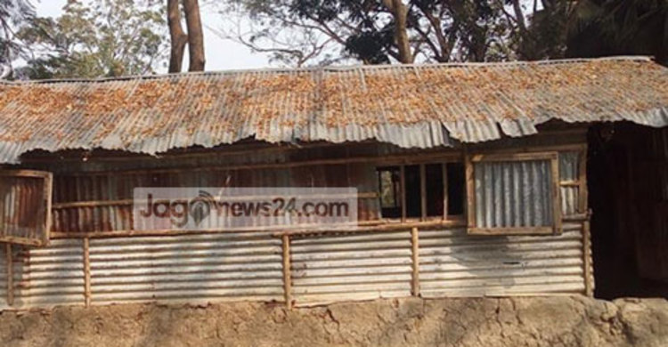 ভাঙাচোরা টিনের ঘরে চলছে পাঠদান