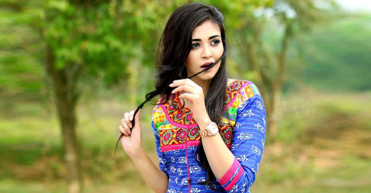 চলচ্চিত্রে অভিষেকের অপেক্ষায় শার্লিন