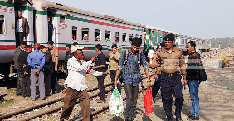 দ্বিতীয় দিনে সিরাজগঞ্জে ৪২০ যাত্রীকে জরিমানা