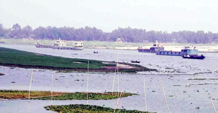 যমুনার চরে আটকে আছে শতাধিক জাহাজ