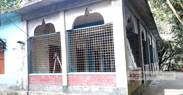 সভাপতি না করায় মসজিদে যাওয়ার রাস্তা বন্ধ