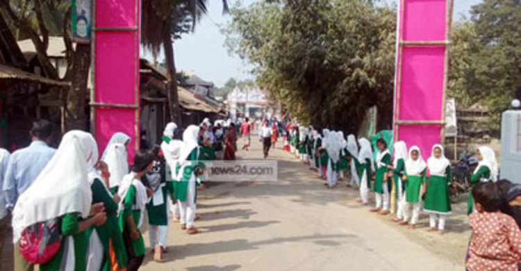 মন্ত্রীর অপেক্ষায় দেড় ঘণ্টা দাঁড়িয়ে শিশুরা