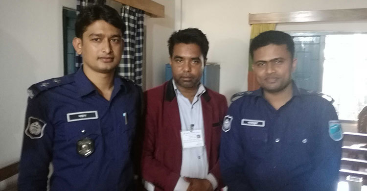 কেন্দ্রের বাইরে প্রশ্নপত্র দিয়ে কেন্দ্র সচিব ধরা