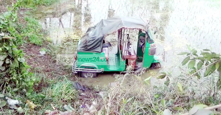 টাঙ্গাইল ও সাতক্ষীরার সড়কে প্রাণ গেল দু’জনের
