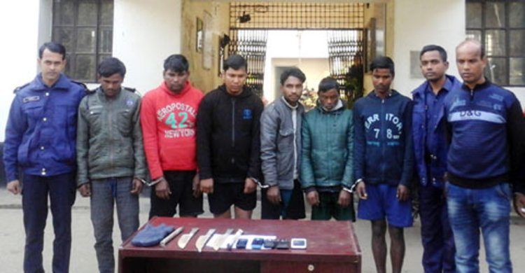 মানকি টুপি ও হাফপ্যান্টসহ ৬ ডাকাত ধরা