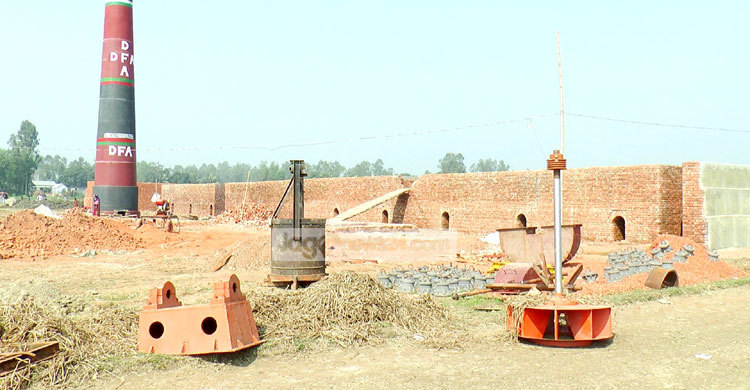 আইন লঙ্ঘন করে কৃষি জমিতে ইটভাটা নির্মাণ